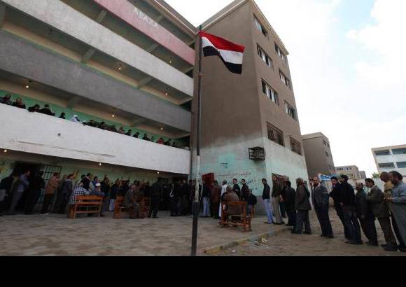 Reuters - Sin embargo, las infracciones electorales y el caos que se vivi&#243; en muchos colegios pusieron en evidencia los obst&#225;culos que a&#250;n deber&#225; afrontar la transici&#243;n hacia la democracia en Egipto.
