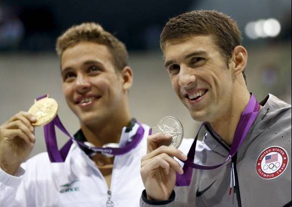 AP - En Atenas 2004 ganó seis medallas de oro: los 200 y 400 estilos, los 100 y los 200 mariposa, los 4x100 estilos y los 4x200 libre. Y bronce en los 4x100 libre y los 200 libre.