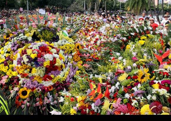 Julio César Herrera - Las primeras silletas se emplearon en Antioquia para transportar mercancías y personas. Hoy son creaciones artísticas llenas de flores y tradición.
