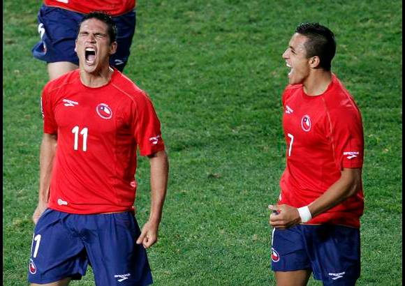 AP - Los de Bielsa lo intentaron por tierra, mar y aire en el estadio Nelson Mandela Bay de Port Elizabeth. De todas las maneras posibles. Pero no hubo fortuna hasta bien entrado el segundo tiempo. El delantero Esteban Paredes, que había sustituido a Matías Fernández, puso un centro al segundo palo que González envió al fondo de las redes.