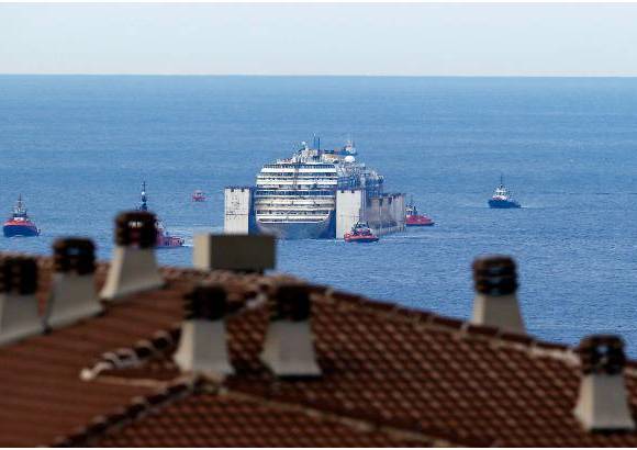 Reuters - El combustible fue extra&#237;do a inicios de la operaci&#243;n de rescate del barco, pero tambi&#233;n hab&#237;a dentro substancias qu&#237;micas, comida y desechos humanos y se tem&#237;a que se derramasen.