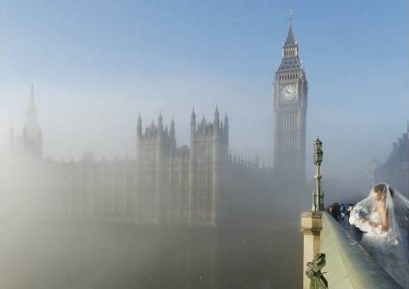 Reuters - Niebla, Londres y una boda, una bella combinaci&#243;n para esta fotograf&#237;a.