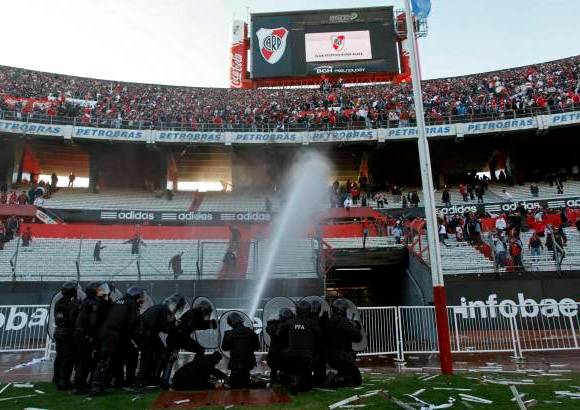 AP - Graves incidentes se presentaron al finalizar el encuentro en el estadio y en los alrededores.