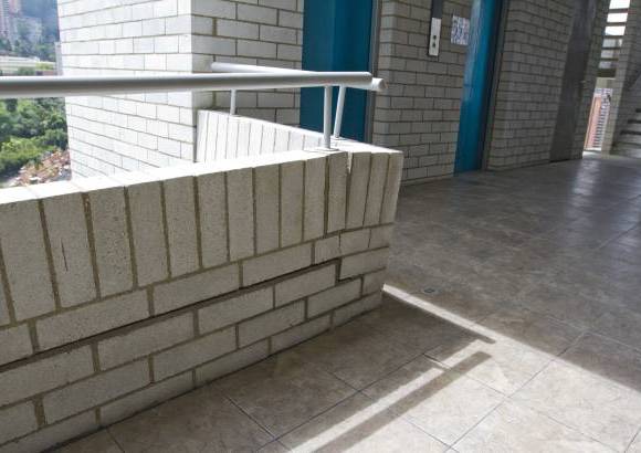 Foto: Esteban Vanegas - Este da&#241;o no compromete la estabilidad de toda la estructura, sin embargo se recomienda como medida preventiva la evacuaci&#243;n de toda la torre 6 aproximadamente 22 pisos, cada piso cuenta con dos apartamentos para 56 apartamentos evacuados, los cuales el 50 por ciento est&#225;n habitados, indic&#243; G&#243;mez.