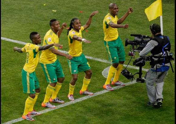 AP - La celebración de los sudafricanos al anotar el primer gol del Mundial que se juega en su casa.