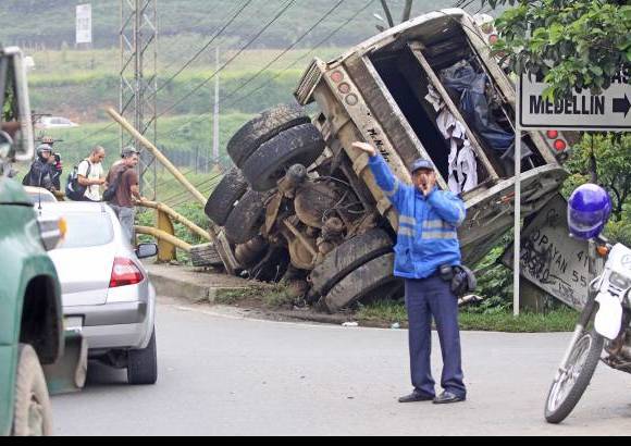 Juan Fernando Cano - Un grave accidente se present&#243; el martes pasado a la entrada de la doble calzada de Caldas.