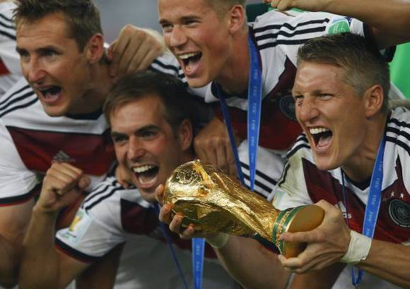 FOTO AFP - Alemania, campeona del Mundial de Brasil 2014 al ganar en la prórroga de la final a Argentina (1-0) en el estadio de Maracaná de Río de Janeiro, sumó su cuarto título de esta competición, de la que no era el vencedor desde hace 24 años, desde Italia 90' ante el mismo rival con idéntico marcador.