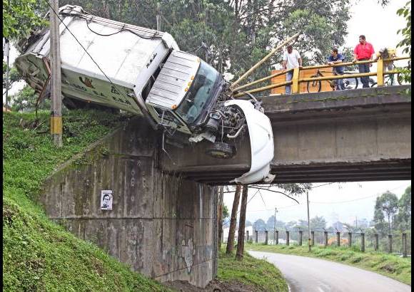 Juan Fernando Cano - Milagrosamente, el carro qued&#243; literalmente colgado del puente y no cay&#243;.