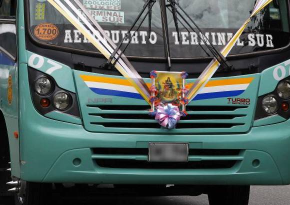 FOTO JAIME P&#201;REZ - Como cada 16 de julio, D&#237;a de la Virgen del Carmen, conductores desfilaron con su patrona por varios puntos de Medell&#237;n. Decenas de veh&#237;culos, como buses, carros y motos, circularon entre las terminales del Sur y del Norte de la ciudad.