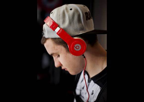 - Audífonos llegan en materiales más cuidados, colores llamativos y diseños elegantes.