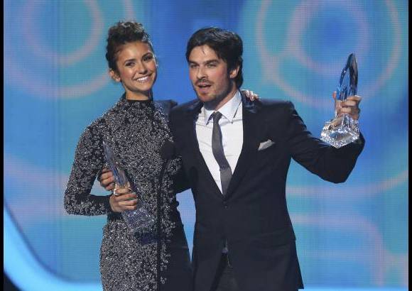 Reuters y AP - Otro de los premios que se entregaron, fue el de mejor qu&#237;mica en escena para los actores de Diario de un Vampiro, Nina Dobrev e Ian Somerhalder.