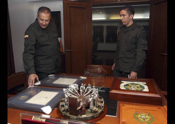 Foto Manuel Saldarriaga - Acompa&#241;ado del capit&#225;n C&#233;sar Aristiz&#225;bal, el general Naranjo, pone en orden sus cosas y avanza en desocupar su despacho.