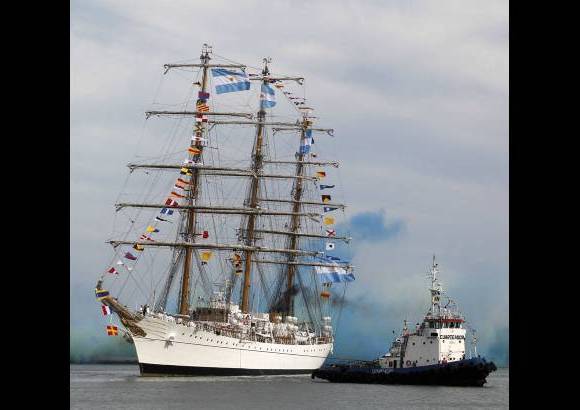 Reuters - Miles de simpatizantes del gobierno de la presidenta Cristina Fern&#225;ndez viajaron a la ciudad costera de Mar del Plata para un acto convocado como un festejo.