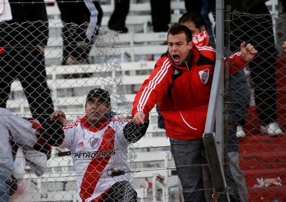 AP - La formación más laureada del fútbol de Argentina, que necesitaba ganar por dos goles de ventaja tras perder por 2-0 el miércoles pasado en Córdoba, jugó al ataque y mereció la victoria, pero Belgrano lo sorprendió con un tanto en la segunda parte y el portero cordobés Olave ayudó al detener un penalti a Mariano Pavone.