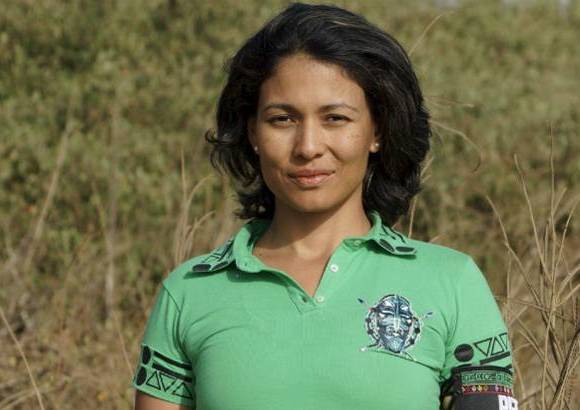 Cortes&#237;a Canal Caracol - Lina Mar&#237;a Quintero. 35 a&#241;os. Tulu&#225;. Administradora. Madre de dos hijos, una joven de 19 a&#241;os y un ni&#241;o de 8. Trabaja administrando el parqueadero de su familia y vive con sus padres. Qued&#243; viuda hace un a&#241;o. Practica ciclo monta&#241;ismo, es triatleta y buzo certificada. No le gustan las personas perezosas, que quieran hacerse las v&#237;ctimas, ni tampoco las negativas. Se describe como una persona alegre, disciplinada y astuta.