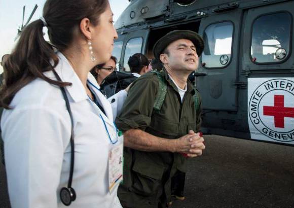 Cortesía CICR - El sargento mayor César Augusto Lasso, secuestrado el 1 de Noviembre de 1998 en Mitú, no lo podía creer al pisar la pista del aeropuerto Vanguardia en Villavicencio.