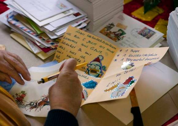 Reuters - Las cartas que llegan a este lugar provienen de todas partes del mundo. Pero también se revisan correos electrónicos.