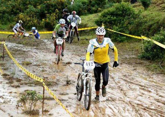 Juan Antonio Sánchez - En el Alto de Las Palmas, en la Finca Villamaría, se disputó la prueba del cross country del ciclomontañismo, donde ni la lluvia ni el barro pudieron con las ganas de competir de los participantes que hicieron parte de la edición 37 del Clásico EL COLOMBIANO-Indeportes Antioquia.