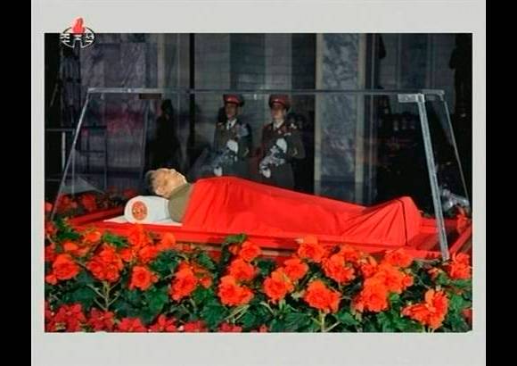 Reuters - El hijo menor de Kim Jong-il y su aparente sucesor, Kim Jong-un, y un grupo de altos cargos del norcoreano Partido de los Trabajadores rindieron tributo al fallecido l&#237;der ante sus restos en Pyongyang, inform&#243; la agencia estatal KCNA.