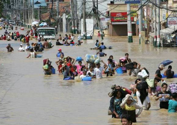 AP - Según el Centro de Prevención de Desastres, 986.417 filipinos se vieron afectados por el temporal, de las que unas 160.000 siguen siendo atendidas en los centros de evacuación provistos por el Gobierno.