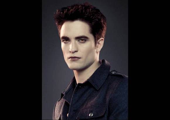 Cortes&#237;a Crep&#250;sculo - Edward fue transformado en vampiro a los 17 a&#241;os por Carlisle Cullen convirti&#233;ndolo en su primer hijo adoptivo. Aunque le cost&#243;, finalmente se adapt&#243; al estilo de vida de vampiro vegetariano, y se mud&#243; a Forks junto a toda su familia. All&#237; conoci&#243; a Bella, de la cual se enamora, se casa y tienen una hija llamada Renesmee Cullen. Edward es capaz de leer la mente de quienes le rodean.