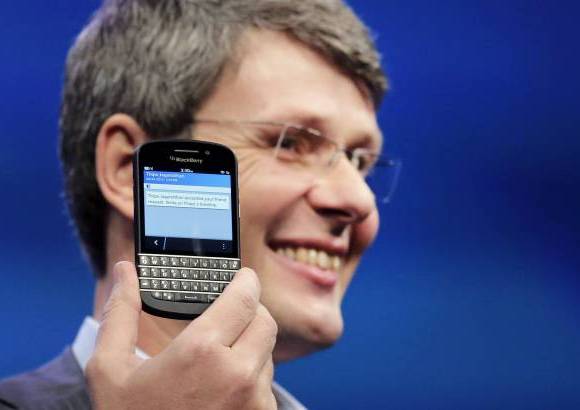 AP - BlackBerry tambi&#233;n lanz&#243; el tel&#233;fono inteligente Q10, el cual mantiene el teclado cl&#225;sico pero incluye tambi&#233;n una pantalla t&#225;ctil m&#225;s reducida.