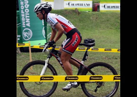 Manuel Saldarriaga - Viviana Maya, campeona de la categoría femenina, durante su travesía por el exigente trayecto.