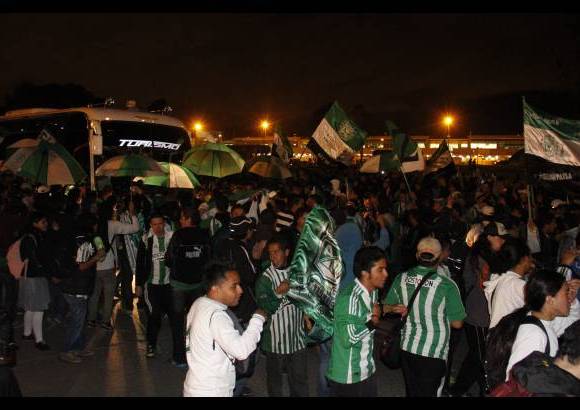 Colprensa - El Camp&#237;n no tuvo nada que envidiarle a las barras que llenaron los alrededores del Puente A&#233;reo, los saltos hicieron temblar la terminal.