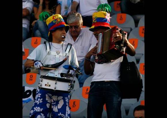 Esteban Vanegas - Y que no falte la música en las tribunas del Atanasio Girardot. Dos hinchas fieles ha tenido el Mundial en el Atanasio, el alcalde de Medellín Alonso Salazar y el gobernador de Antioquia Luis Alfredo Ramos.