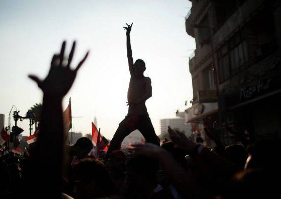 AP - Los manifestantes cantaban consignas contra el presidente islamista egipcio, Mohammed Mursi, que fue el primer l&#237;der elegido por votaci&#243;n, pero provoc&#243; la ira de sus opositores por sus inclinaciones islamistas.