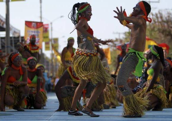 Reuters - Los bailarines disfrutan en el medio de la calle del baile mapal&#233;.