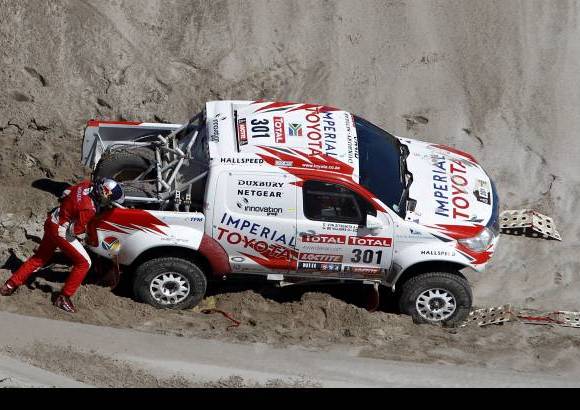 Reuters - Ante las dificultades del terreno, los mismos conductores son los encargados de sortear los problemas. La meta es llegar como sea al final de la carrera.