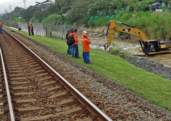 Fotos: Henry Agudelo - Una comisi&#243;n est&#225; evaluando el terreno cercano al r&#237;o Medell&#237;n, entre las estaciones Ayur&#225; y Envigado donde se present&#243; una falla.