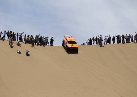 AP - Lo dif&#237;cil del terreno no impide la presencia de los seguidores del Rali Dakar.