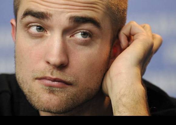 Reuters - El actor Robert Pattinson, quien interpreta a Edward Cullen en la saga Crep&#250;sculo, estren&#243; corte de cabello para asistir a la Berlinale en Alemania.