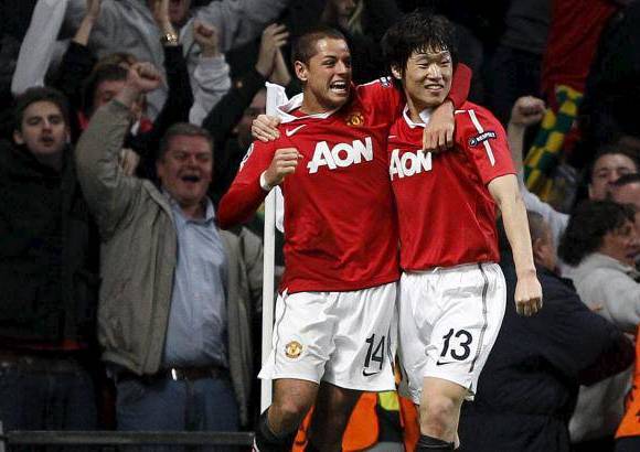 - El mexicano Javier Chicharito Hern&#225;ndez, que en la foto se abraza con el corenao Park Ji-Sung (ahora jugador del Queens Park Rangers), estar&#225; en el banco de suplentes para el duelo con el Madrid.
