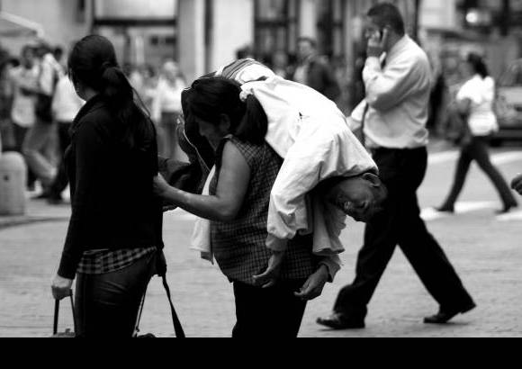 Manuel Saldarriaga - En Colombia, las mujeres cabeza de hogar suelen afrontar mayores dificultades cuando hay discapacitados en casa.