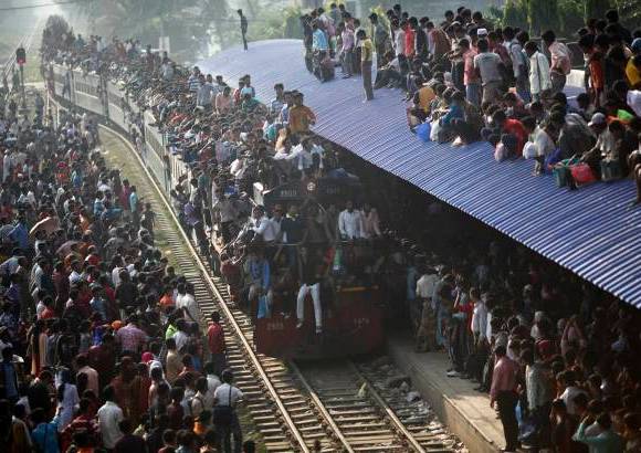 Reuters - Andrew Biraj, de Reuters, gan&#243; en la categor&#237;a Vida Individual, con esta foto de un tren repleto que se acerca a una estaci&#243;n en Dhaka.