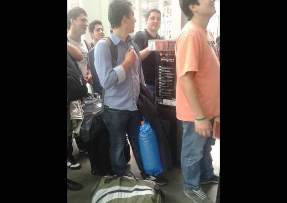 Claudia Arango - Sin importar el peso, ni los equipos, los campuseros hicieron fila desde la noche del domingo.