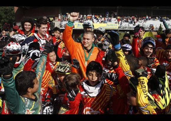 Donaldo Zuluaga - Los niños acogieron con mucho cariño a Strombergs, en Envigado.