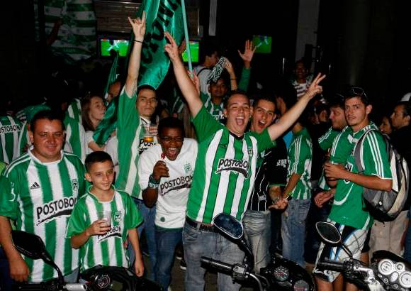 Esteban Vanegas - Los hinchas celebraron pese a la derrota, están confiados en remontar el 2-1 en contra y dar la vuelta olímpica en el Atanasio Girardot. En el sector de Obelisco se concentró gran cantidad de público.