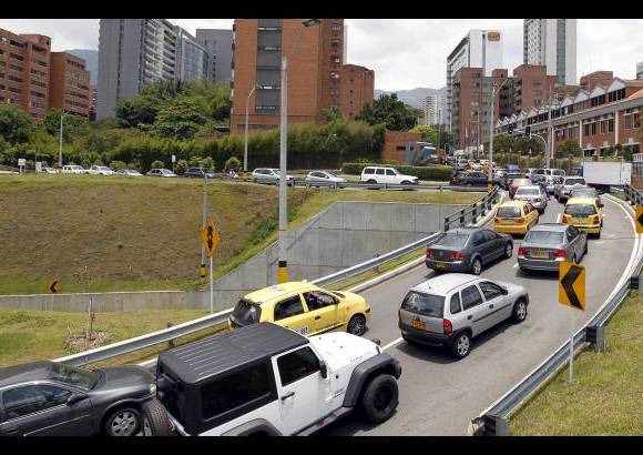 Jaime Pérez - Imagen panorámica que muestra el impacto en la movilidad una vez los vehículos dejan el puente e ingresan a las vías de El Poblado.