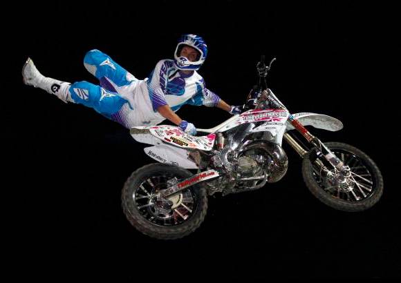 Jaime Pérez - Sebastián "Tatán" Mejía y Dúber el "Pollo" Restrepo, se encargaron por Colombia de ponerle el dramatismo en las motos con saltos mortales y espectaculares figuras en el aire.