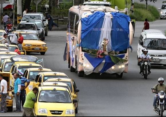 Juan Antonio S&#225;nchez - Entre sirenas, flores y cintas, los conductores celebraron el d&#237;a de la Virgen del Carmen.