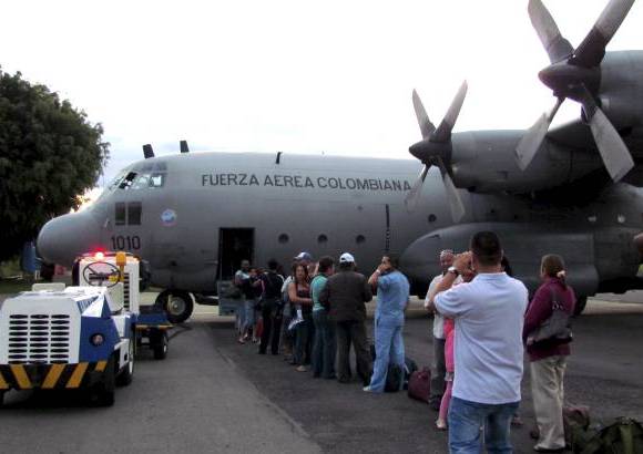 Cortes&#237;a - La Fuerza A&#233;rea Colombiana y el Ej&#233;rcito apoyan las labores para transportar personas y alimentos a las zonas m&#225;s alejadas del departamento del Cauca.