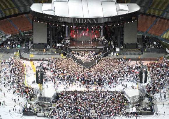 Robinson S&#225;enz - Sobrevuele junto con EL COLOMBIANO el concierto de Madonna. Las grader&#237;as se comienzan a llenar cada vez m&#225;s y a nadie le importa la lluvia, ni la espera, todos quieren ver a su artista.