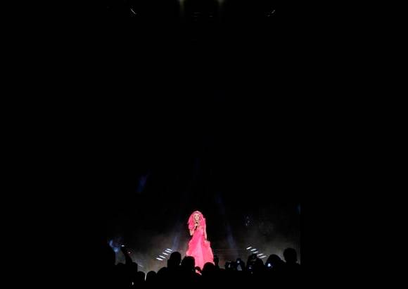 Reuters - Con una actuaci&#243;n en la que abraz&#243; numerosos estilos musicales -desde el rock y el pop electr&#243;nico hasta el merengue y el reggaet&#243;n-, Shakira se meti&#243; en el bolsillo al p&#250;blico neoyorquino al que deleit&#243; con un repaso de los mayores &#233;xitos de su carrera.