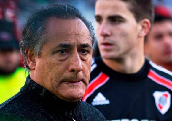 Reuters - El técnico Juan José López no puede esconder su dolor al quedar en la historia de River de manera negativa.