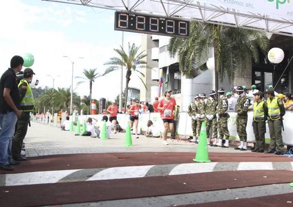 Esteban Jaramillo y Sebastián Salazar - Más de 10 mil competidores se dieron cita en esta histórica cita deportiva que se corría en las modalidades de 5, 10, 21 y 42 kilómetros.
