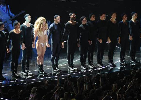 AP - Lady Gaga se cambi&#243; cuatro veces en medio de la presentaci&#243;n y acab&#243; ataviada con un bikini hecho de conchas.